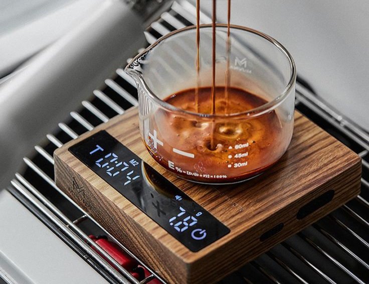 شخص يستمتع بشرب القهوة