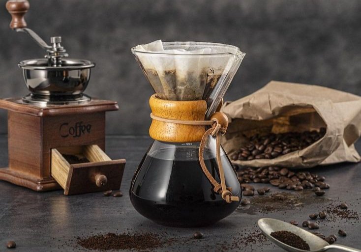 شخص يشرب قهوة أثناء العمل